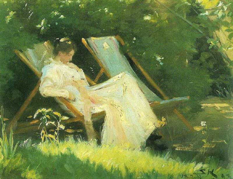  kunstnerens hustru siddende i en havestol i deres have pa skagen